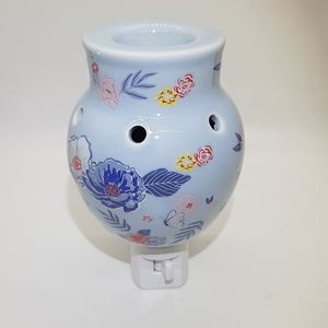 NWT Sonoma Floral Plug In Scented Wax Cube Warmer With 6 Seaside Breeze Cubes